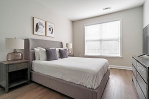 2 habitaciones, escritorio, tabla de planchar con plancha y wifi 