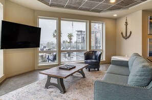 Smart TV - Landing | Amazing 2BD, Courtyard, Clubhouse (Portland)