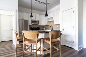 Réfrigérateur, tables à manger