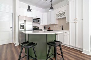 Réfrigérateur, tables à manger