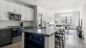 Réfrigérateur, tables à manger