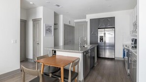 Réfrigérateur, tables à manger