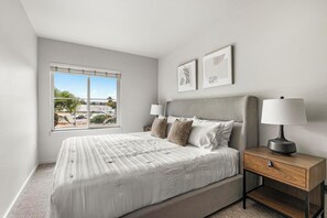 2 slaapkamers, een bureau, een strijkplank/strijkijzer, wifi