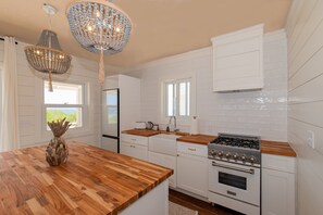 Bungalow, 1 Bedroom | Private kitchen | Fridge, oven, coffee/tea maker, electric kettle