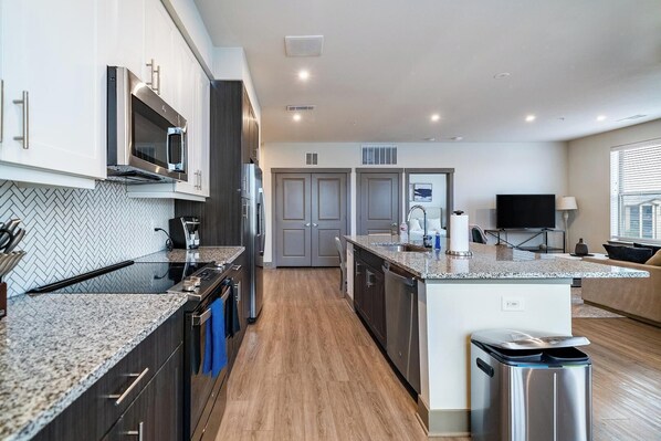 Refrigerador y comedor 