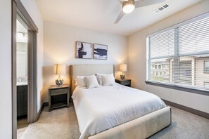 2 dormitorios, escritorio, tabla de planchar con plancha y wifi