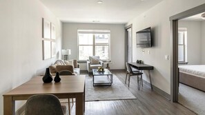 1 habitación, escritorio, tabla de planchar con plancha y wifi