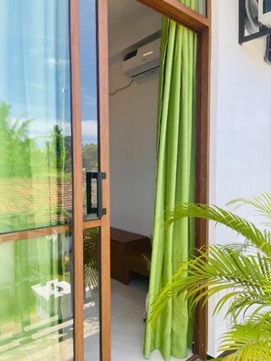 Skrivebord og strykejern/-brett