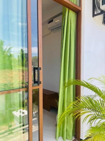 Escritorio y tabla de planchar con plancha . Randon Resort Mirissa