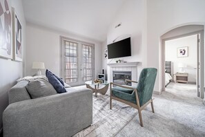 Smart TV, offices - Landing | Chic 2BD, Pool, Clubhouse (Cincinnati)