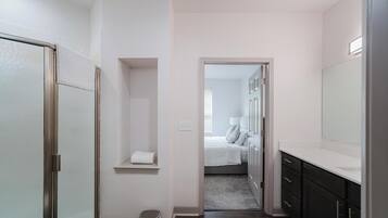 2 bedrooms, desk, iron/ironing board, WiFi