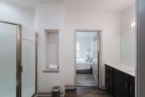 2 Schlafzimmer, Schreibtisch, Bügeleisen/Bügelbrett, WLAN