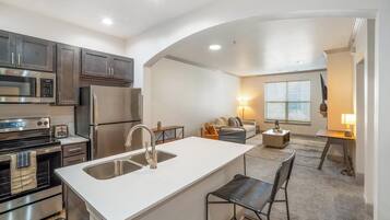 Kjøleskap og spisebord