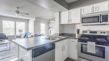 Réfrigérateur, tables à manger