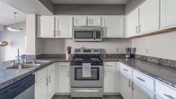 Réfrigérateur, tables à manger