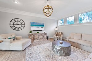 Téléviseur connecté, livres, bureau