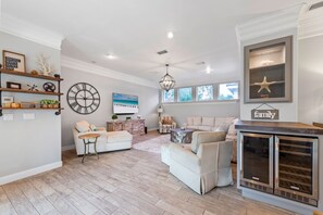 Smart-tv, böcker och kontor