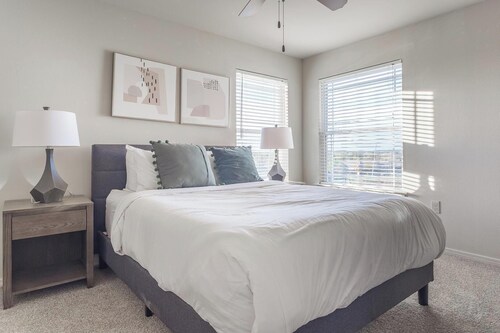 Landing | Stylish 2BD, Pool, Gym