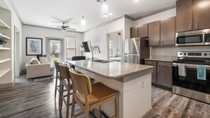 Réfrigérateur, table de salle à manger