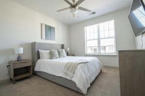 1 habitación, escritorio, tabla de planchar con plancha y wifi 