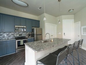 Kjøleskap og spisebord