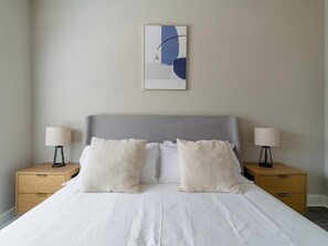 1 habitación, escritorio, tabla de planchar con plancha y wifi 