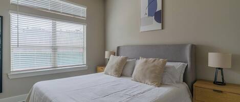 1 chambre, bureau, fer et planche à repasser, accès Internet