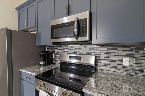 Landing | Beautiful 2BD, Gym, Pool