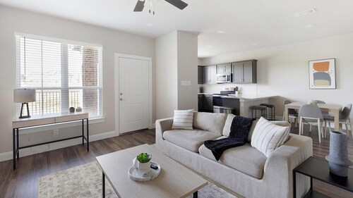 Landing | Chic 3BD in Weatherford