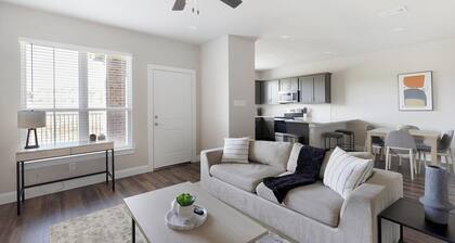 Landing | Chic 3BD in Weatherford