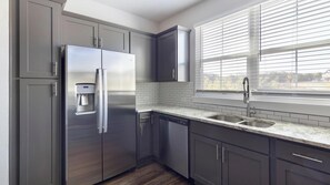 Fridge, dining tables - Landing | Amazing 3BD in Weatherford (Weatherford)