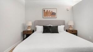 1 dormitorio, escritorio, tabla de planchar con plancha y wifi