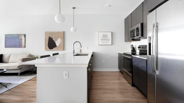 Réfrigérateur, table de salle à manger