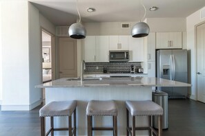 Réfrigérateur, tables à manger