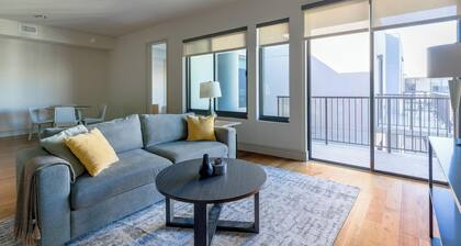 Landing | Chic 2BD, Tennis Court, Pool