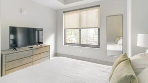 2 bedrooms, desk, iron/ironing board, WiFi