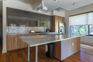 Réfrigérateur, tables à manger