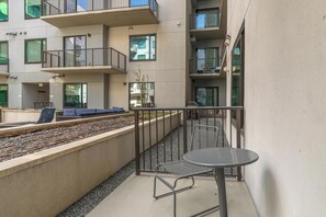 Outdoor dining - Landing | Modern 1BD, Tennis Court, Pool (Houston)