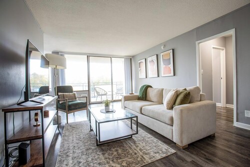 Landing | Beautiful Studio, Pool, Gym