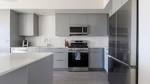 Køleskab, spisebord