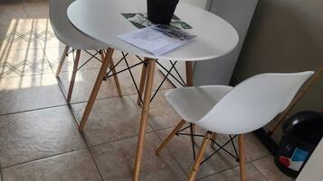 Room, 1 Bedroom | Dining