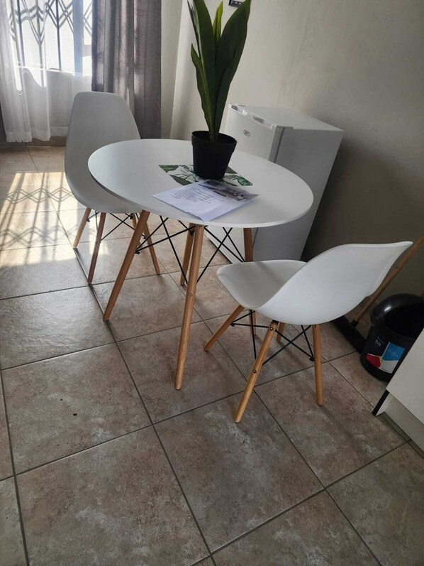 Room, 1 Bedroom | Dining