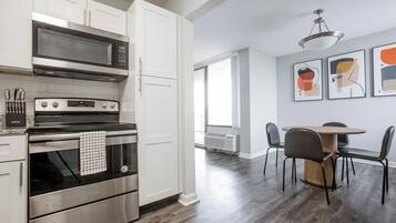 Réfrigérateur, tables à manger