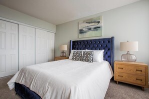 2 bedrooms, desk, iron/ironing board, WiFi