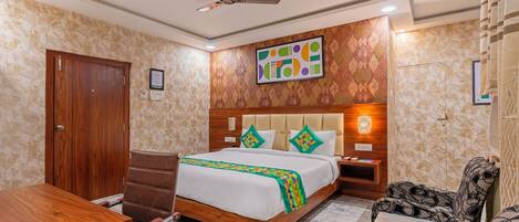 Rom – premium | Individuelt innredet, skrivebord, blendingsgardiner og strykejern/-brett