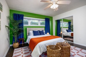 4 室のベッドルーム、デスク、アイロン / アイロン台、旅行用ベビーベッド