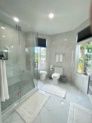 Dusche, Haartrockner, Handtücher, Seife