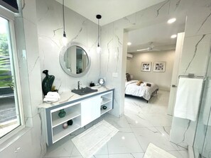 6 bedrooms, desk, iron/ironing board, free WiFi - Luxury 6-bedroom villa in amazing view 6 min walking to the beach. (Providenciales)