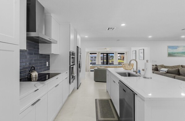 Mikrowelle, Ofen, Herdplatte, Geschirrspüler