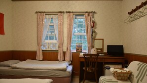 A bedroom with two single beds, a desk with a computer, a chair, and a window with curtains. - Echoland Madarao (Myoko)